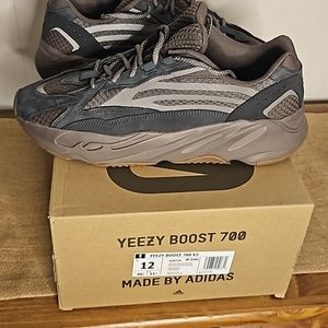 NEW!!! Mens Adidas Yeezy Boost 700  V2 Size 12